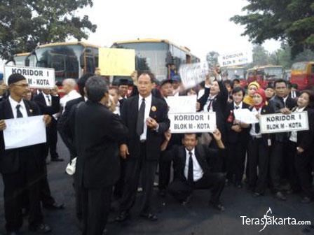 Tuntut THR, Ratusan Pekerja Transjakarta Mogok